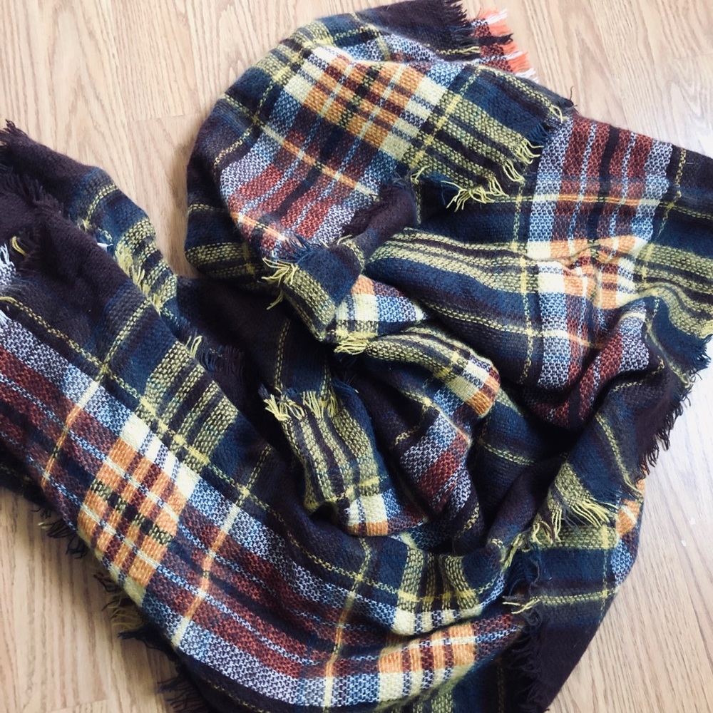 Giant scarf or wrap. - Picture 2 of 2